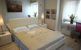 Modern Apartment Metro A